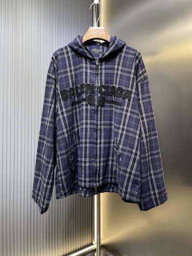 Balenciaga 顶级复刻 巴黎Blcg 25早春系列紫格子拉链连帽外套 采用高克重棉质混纺 含微量弹性纤维 ，确保硬挺度与舒适度的平衡。格纹由深紫、炭黑及