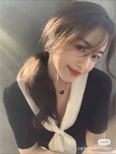 经典款 施华洛世奇 黑色天鹅项链 官方同步 Swarovski施华洛世奇黑色天鹅项链. 这款是真的好看。超显温柔。整条天鹅采用银色过渡到灰色。线条优美过渡自然。