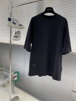 p230 -Y-3 2025春夏短袖系列 尺码: M-5Xl 版型：微阔版型 克重：230克重 潮棉平纹面料 成份：100%棉 面料纹路平整 手感棉柔细腻 工艺
