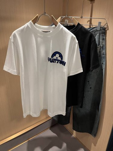 louisvuitt*路易*登 2025春夏全新系列单品上线，非常时髦前卫的一款男女同款短袖T恤，标识Logo图案印花压绒修饰！区别于以往的不同，宣示品牌传承多