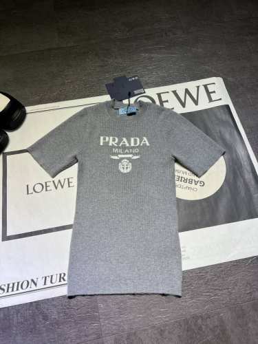 PP 原版开发Prad*普拉达女士嵌花徽标饰丝质圆领针织衫出货，桑蚕丝羊毛面料，高端品质，认准版本来，大货SML