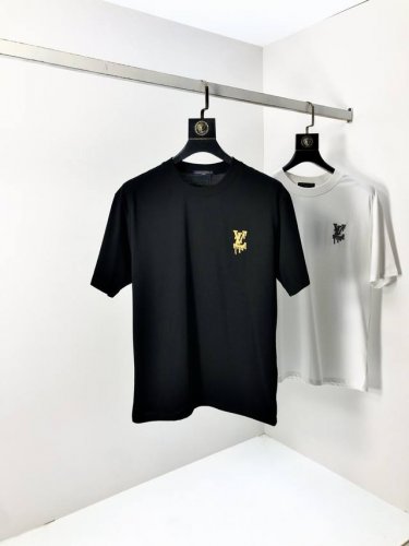 Lv。穿200斤。宽松版 顶级货品2025春夏新款首发专柜最新款短袖圆领T恤 高端订制 设计前卫时尚！品牌Logo重工艺设计 高端定制天丝面料.手感柔软.穿着舒