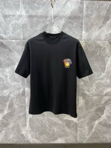 versace范思哲 2025春夏新款高克重重磅圆领短袖出货啦！！ 春夏出门必备款 定制高克重纯棉面料 搭配当下流行重工工艺 做工走线精细 面料上身舒适 三标齐