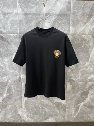 versace范思哲 2025春夏新款高克重重磅圆领短袖出货啦！！ 春夏出门必备款 定制高克重纯棉面料 搭配当下流行重工工艺 做工走线精细 面料上身舒适 三标齐