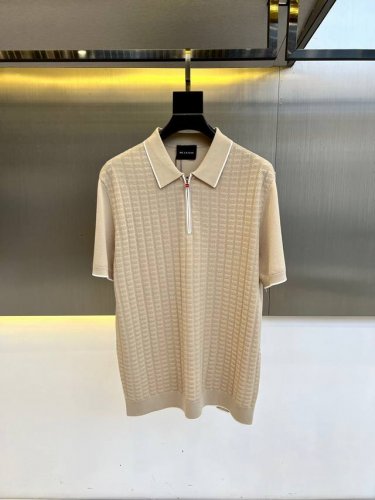 kiton 海岛棉半拉链翻领T 恤 衣身上是钩花图案 经典polo领设计 衣服触感柔软亲肤 视觉上很精致 有质感 高贵 非常简单也很显品质 早春可作为内搭 夏季