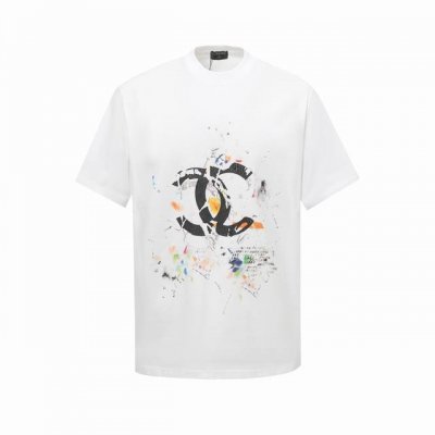 Chane 面料：100% Chanel香奈儿 采用300克双纱面料，1*1双纱十字罗纹领口，进口数码白墨直喷+龟裂胶印洋气个性，在时尚与科枝完美交融中，精度与
