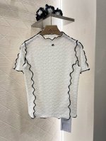 Chane*2025新品上架 立领花边修身短袖 定制Yb进口材质 重工艺处理 呈现立体凹凸双C肌理 柔软舒适 立领短袖裁剪 黑白撞色勾勒木耳花边轮廓线 增添精致