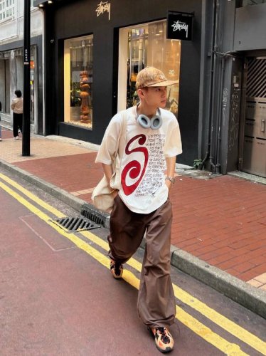 Stussy 大S印花简介文化衫短袖T恤 始于海滩文化的Stussy ，从冲浪玩到滑板，创作与美感不断的占有街头潮流，联名系列也是备受追捧，他的想法和领地为时装