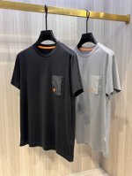 爱马家 2025春夏最新口袋贴皮男士圆领T恤衫，传统大众的基础款型，不挑人穿，胸前雅致拼布口袋设计，激光贴皮装饰，再配上经典桔色拉链和桔色马头刺绣，有亮点有细节