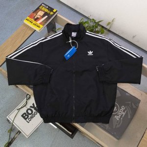 款号：Dg0407 2025新款Adidas阿迪达斯经典三道杠莲花刺绣Logo休闲情侣立领夹克外套，采用爽滑亲肤梭织面料，面料厚实立体感更强，体感更舒服，定位裁