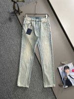 lv 2025四季款新品刺绣口袋修身牛仔裤长裤，采用进口客供日本Denim平纹棉质牛仔面料梭织生产，三标齐全，简约不失大气，柔软细腻舒适，上身百搭时尚 码数：2