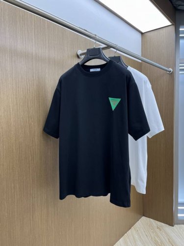 新款 Pd 2610Fw春夏新品圆领打底外穿T恤，立体感Logo微廓形半袖活性纯棉打底T恤，棉，手感面糯有骨感，柔而有韧性。工艺处理，韧性和抗皱性能得到大幅度提
