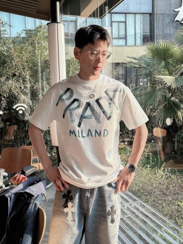 普拉达 2025Ss春夏新款棉质圆领短袖T恤 胸前手绘涂鸦工艺 顶级纯棉面料定制 标准版型 码数：S M L Xl Xxl