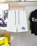 巴宝莉25新款春夏男女同款Logo休闲短裤，男女同款休闲短裤上线了，又是一件让人眼前一亮的佳作！主题概念的路*威登，全景Logo图案修饰！穿上身马上就能感受到它