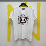 P160Gucci互扣式双G印花圆领短袖 Size : S-Xl 早秋系列以现代视角焕新诠释品牌经典设计元素和精致图案。这款T恤采用白色轻质针织棉匠心制作， G
