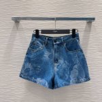 Fend* 2025Ss新款 高版出品~超时髦新款丹宁牛仔 酵洗个性色调上身又酷又飒爽 采用定制高品质斜纹棉质水洗牛仔面料，纹理细腻，棉感自然，既有筋骨感又不失