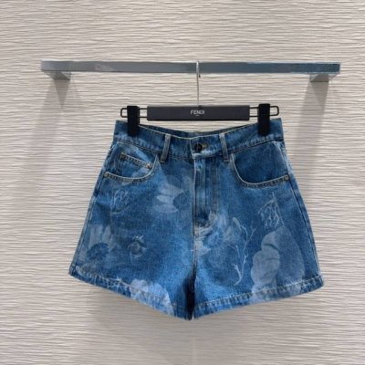 Fend* 2025Ss新款 高版出品~超时髦新款丹宁牛仔 酵洗个性色调上身又酷又飒爽 采用定制高品质斜纹棉质水洗牛仔面料，纹理细腻，棉感自然，既有筋骨感又不失