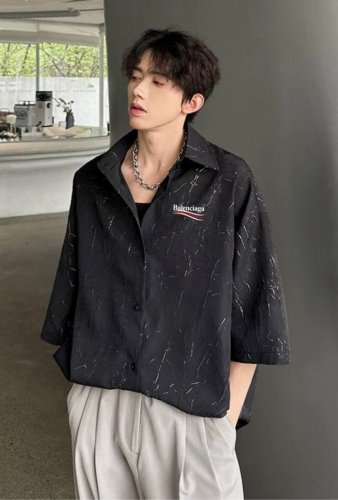 巴黎世家Balenciaga 理肌感扎染黑色系衬衫短袖情侣同款 采用复合抗皱面料 立体有型！采用立体万针刺绣！ 百搭舒适更透气 最主要是版型裁剪非常整齐 做工精
