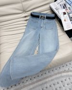 25 新款 高腰直筒牛仔裤，采用高端定制牛仔面料，穿起来非常舒适，常规设计，包容性好，后贴标字母增添视觉魅力，搭配腰带更加有型。码数Sm Lxl。
