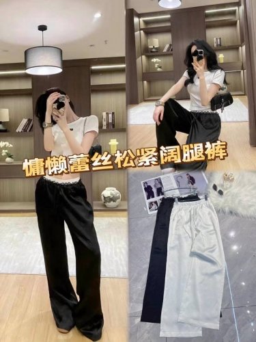 慵懒蕾丝暗纹松紧阔腿裤，时尚与舒适兼具。腰部蕾丝点缀，柔美精致，打破单调。松紧设计，适配不同身形，自在无束缚。阔腿版型，巧妙修饰腿型，轻松藏起腿部不足。无论是搭