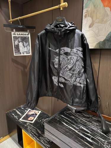 p440 Bur25S春夏男士连帽外套夹克.......主体高密度聚酯纤维面料 满足于常规休闲且包容所有场合的着装需求，出在穿搭季属于极出色的首选单品，实穿性极