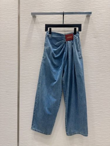 Loe W* 2025Ss新款 高版出品~超时髦新款丹宁牛仔半裙 酵洗个性色调上身又酷又飒爽 采用定制高品质斜纹棉质水洗牛仔面料，纹理细腻，棉感自然，既有筋骨感