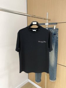 迪奥2025夏季新款短袖T恤 个性艺术系列全网独家首发 百搭款细节处理完美纯棉面料十分精致 原版面料 网红明星同款高版本 高品质手感非常舒服 时尚又个性 超级百