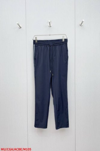M105 Mu Miumiu 2025早春新款 进口面料款式简约百搭款 不挑人穿 细节感十足 但也不会显得过于高调 上身帅气有型 腔调十足 腰头的做工 整体的剪