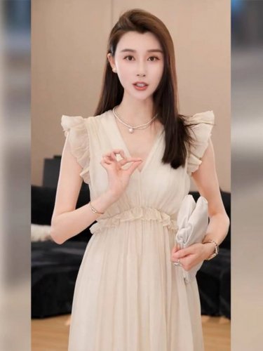 法式气质V领小飞袖 腰间木耳边收褶显瘦 名媛高端女神范高级感收腰连衣裙，上身飘逸高雅氛围感，面料：乔其，杏色，黑色Smlxl
