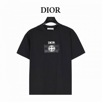 dior X Stone Island 联名款 25Ss 罗盘贴布刺绣短袖T恤 此款T恤采用了280克高支高密的面料，质感高端，独家定制。 我们特别采用了定织定