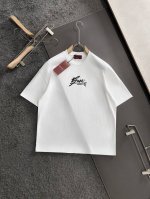 Gucci 古驰 25Ss夏季新款圆领短袖T恤！270克重磅高端纯棉面料，手感质感都极完美！修身裁剪设计干净利落！时尚又好看！走线做工非常精致！版型效果超赞！而