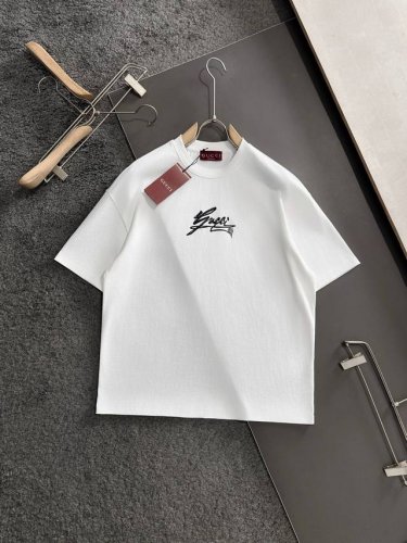 Gucci 古驰 25Ss夏季新款圆领短袖T恤！270克重磅高端纯棉面料，手感质感都极完美！修身裁剪设计干净利落！时尚又好看！走线做工非常精致！版型效果超赞！而