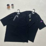 Stone Island 石头岛经典勋章重工插肩刺绣圆领袖标短袖实拍图！ 面料采用高品质280克重工纯棉面料 面料上身舒服 重工纯棉克度 当季必备 版型超正 拒
