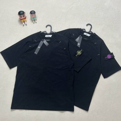 Stone Island 石头岛经典勋章重工插肩刺绣圆领袖标短袖实拍图！ 面料采用高品质280克重工纯棉面料 面料上身舒服 重工纯棉克度 当季必备 版型超正 拒