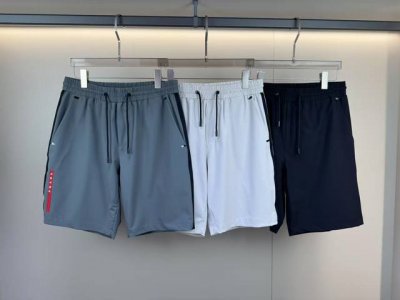 半袖 马甲 短裤 Prada 25春夏Linea Rossa系列-短裤款 Prada Linea Rossa是一个融合时尚与运动的系列，彰显创新性、设计感与功能