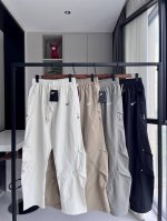 耐克工装褶皱直筒裤 Nike耐克美式铆钉褶皱直筒裤卫裤 Ins韩版夏季新款 松紧腰宽松显瘦显高 采用优质面料 细节质感极佳后面口袋搭配膝部铆钉设计更显潮流正品廓