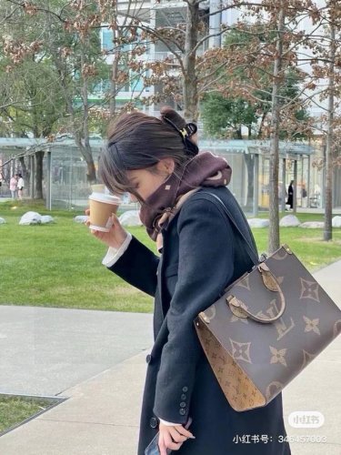 lv Onthego 丛林包中号 这款包不用多说，是驴家不可多得的一款大火包之一了，出镜率嘎嘎高！ 首先还是要夸一夸颜值的！无敌的大气！自带气场！如果觉得 Ne