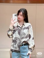 款号G25041483 Hermè*S新款 高端定制采用19姆米100%真丝斜纹绸面料、H家骏马图案波点时尚印花系扣翻领宽松长袖真丝衬衣！红色、灰色、 M码：肩