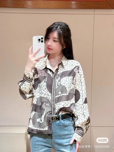 款号G25041483 Hermè*S新款 高端定制采用19姆米100%真丝斜纹绸面料、H家骏马图案波点时尚印花系扣翻领宽松长袖真丝衬衣！红色、灰色、 M码：肩