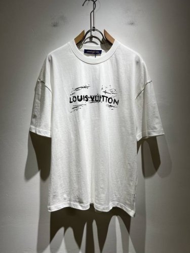 louisvuitt*路易*登 2025春夏全新系列单品上线，非常时髦前卫的一款男女同款短袖T恤，标识Logo图案印花修饰！区别于以往的不同，宣示品牌传承多年的