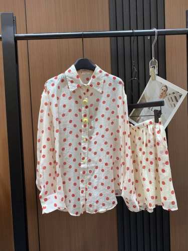 n21 2025年新版套装今夏最温柔的仙女套装来啦！百分百天丝面料,轻薄透气不闷汗,细腻柔滑的触感让你爱不释手。精致波点印花,低调有质感,长袖防晒衣搭配同款短裤