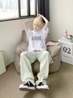 上新！Lv夏季新款圆领短袖T恤！男女同款 Oversize版型宽松！ 这种款式上身回头率超高！基础款的圆领Tee,男女均可驾驭！ 尺码：S-3Xl 颜色：白色
