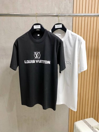 路易威登 Lv 2025夏季最新款，专柜同步有售，原单狠货，时尚休闲圆领短袖T恤，上身很有特点！吸睛而有亮点，进口原版面料，顶级刺绣工艺字母图案装饰Logo，简
