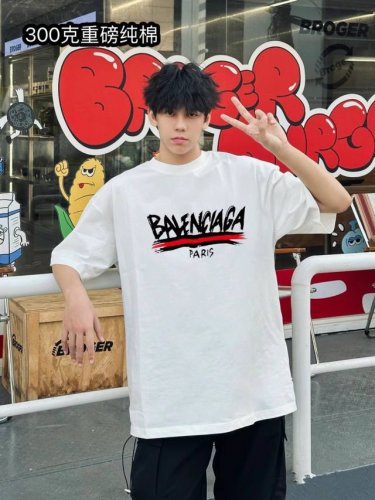 重磅版本 巴黎世家Balenciaga跳动泼墨字母胸前印花情侣圆领短袖T恤 颜色：白色 尺码：M L Xl 面料：重磅300G纯棉新疆长绒棉 工艺：紧密赛洛纺越