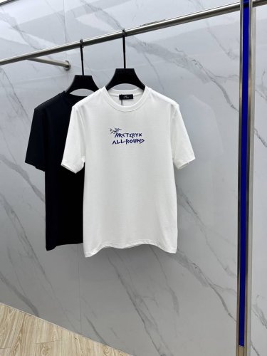 arc*始祖鸟 2025春夏新品上市时尚经典圆领短袖时尚单品设计，更加时尚舒适，高标准定制，上身非常有型，胸前品牌Logo 客供辅料，客供进口高档面料质感非常细