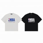100 Fear Of God Fog Essential X Nba 联名款球队字母 Logo 印花圆领短袖T恤 Color：黑色 灰色 Size：S M L