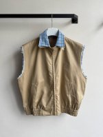 miumi*25Ss新款卡其色马甲外套天蓝色格纹翻领可拆卸。假两件拼接设计！宽松廓形剪裁版型百搭不挑人！！贴布刺绣字母低调奢华，可甜可盐气质帅气又拉风。可搭配系