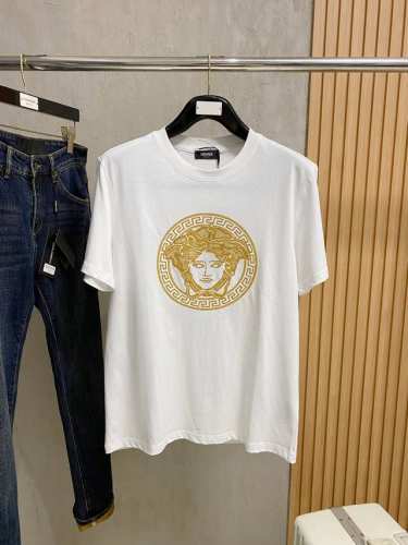 范思*Versace 25Ss春夏新款首发专柜最新款短袖圆领T恤 高端订制 设计前卫时尚！品牌Logo重工艺设计 高端定制240克面料.手感柔软.穿着舒适.专柜