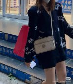 gucci 古驰Retro 米色相机包 经典老花元素 满满的Gucci风 有了它 其它相机包瞬间不香了 比烂大街的虎头包更耐看 方方正正的包形很好搭配衣服 复古