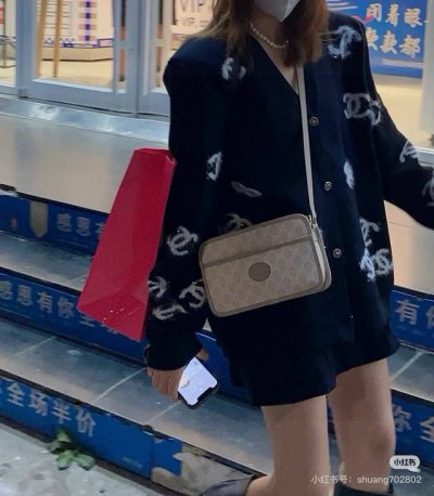 gucci 古驰Retro 米色相机包 经典老花元素 满满的Gucci风 有了它 其它相机包瞬间不香了 比烂大街的虎头包更耐看 方方正正的包形很好搭配衣服 复古